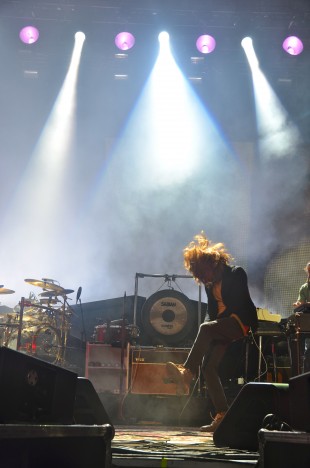 Brandon Boyd dances during Incubus's performance of "Drive." The band consists of Boyd (vocals), Mike Einziger (lead guitar), Jose Pasillas II (drums), Chris Kilmore (keyboard), and Ben Kenney (bass guitar).