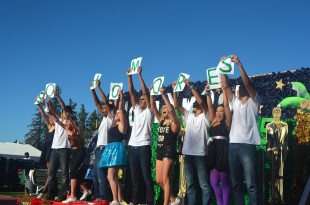 Sophomores cheer at the end of their Spirit Dance. [Photo: Cathy Rong]