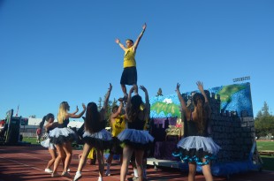 Junior Kenny Rapaport plays king during the classes' Spirit Dance. [Photo: Cathy Rong]