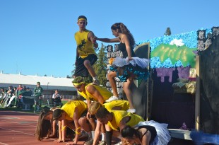 Kenny Rapaport and Shiri Arnon pose in the middle of the juniors' Spirit Dance. [Photo: Cathy Rong]