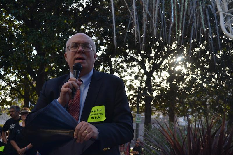 Santa Clara County Supervisor Joe Simitian, a large advocate to save Buena Vista Mobile Homes Park, thanks the attendees of the rally for showing their support before entering Palo Alto City Hall to listen to speakers. Photo by Amy Leung.