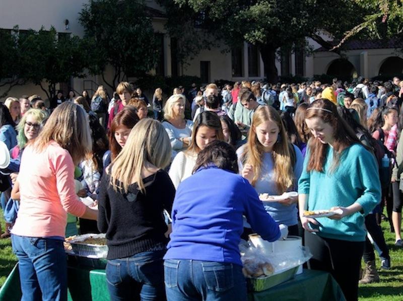 Paly Students anxiously await their meals during the 2015 Turkey Trot. Photo by Sherwin Amsbaugh.