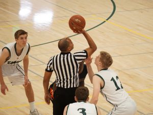 Boys' basketball squares off against Los Gatos