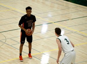 Boys' basketball falls to top-ranked Salesian