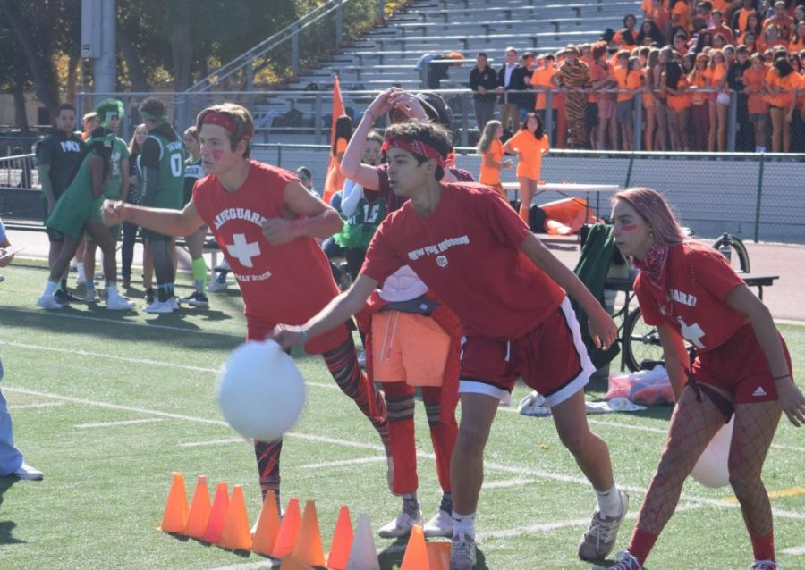 Four+students+from+the+class+of+2022+participated+in+a+super-sized+game+of+corn+hole+during+the+lunch+rally+Wednesday+at+the+Palo+Alto+High+School+Viking+Stadium.+The+sophomores+earned+first+place+in+corn+hole%2C+but+remain+in+third+place+overall.+%E2%80%9CWe+were+louder+than+we+were+last+year%2C+which+is+awesome%2C%E2%80%9D+sophomore+Owen+Rice+said.+%E2%80%9C%5BOur%5D+cheers+are+better.%E2%80%9D+Photo%3A+Sophia+Krugler