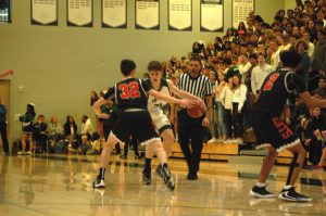 Boys' basketball defeats rival Los Gatos with strong defense