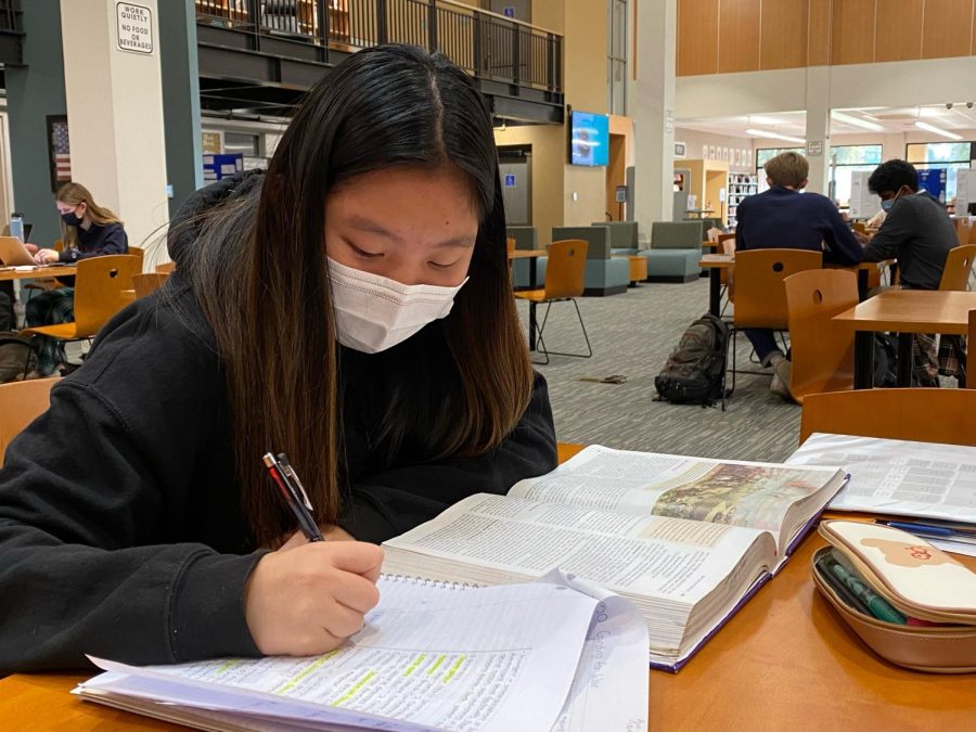 Junior Ajin Jeong prepares her notes in the library for her upcoming history final next week. This semester’s finals mark the first finals back at Palo Alto High School since the beginning of the pandemic, and many students are finding the last homestretch of the year to be difficult. Jeong says it helps her study when she can motivate herself through small rewards. “I like to give myself rewards like snacks from Trader Joe’s or spending time with my friends during study breaks,” Jeong said. (Photo: Leena Hussein)