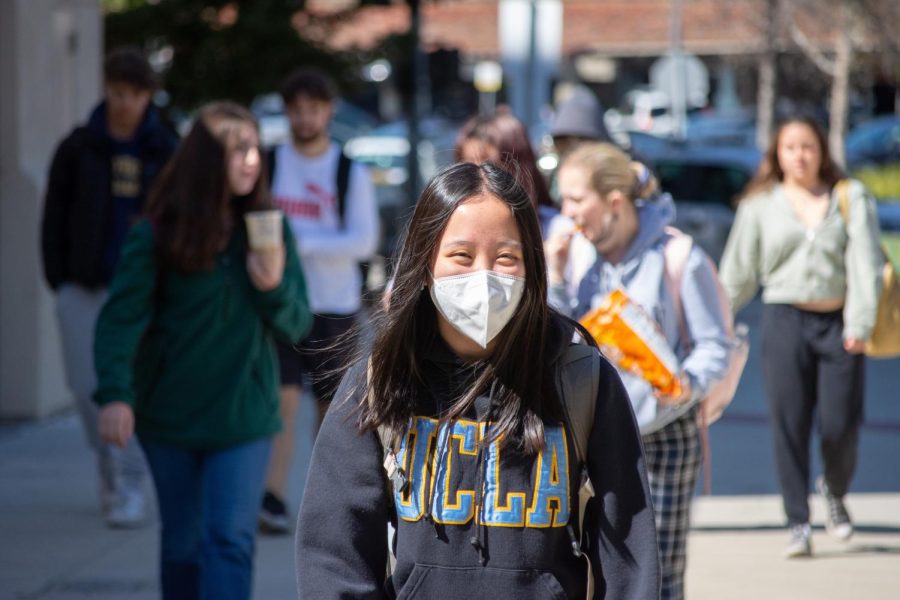 A+group+of+juniors+at+Palo+Alto+High+School+talk+on+the+quad+during+lunch.+Some+students+chose+not+to+wear+masks+outdoors+as+the+regulations+in+the+Palo+Alto+Unified+School+District+only+required+high+school+students+to+wear+masks+indoors+at+the+start+of+the+2021-2022+school+year.+However%2C+Superintendent+Don+Austin+announced+the+mandate+on+indoor+masking+will+be+lifted+beginning+Friday+next+week.+Junior+Kylie+Tzeng+said+she+hopes+students+will+continue+to+be+cautious+and+take+precautions+regarding+the+spread+of+COVID-19.+%E2%80%9CI+think+its+great+that+were+starting+to+go+back+to+normal%2C%E2%80%9D+Tzeng+said.+%E2%80%9CBut+I+also+think+people+shouldnt+forget+that+we+are+still+in+a+pandemic.+And+while+the+cases+are%2C+like+lowering+and+were+getting+better%2C+that+doesnt+mean+you+can+just+like+completely+let+down+your+guard.%E2%80%9D+%28Photo%3A+Daniel+Garepis-Holland%29