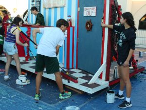 Students, volunteers prepare floats for final rally