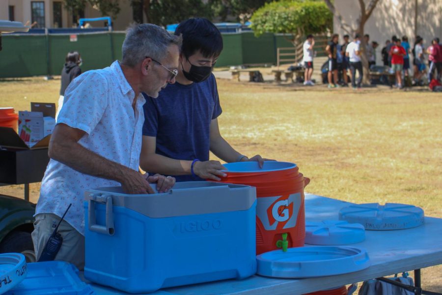 Principal Brent Kline and Sophomore Vice President Linden Wang prepare to serve Popsicles on the Quad during Lunch. The event was a result of the high temperatures that started from the weekend. According to sophomore President Julian Hong, the event aims to help students stay cool. Paly Teacher Student Association bought Popsicles for us, and its a very hot day we decided to hand them out today just to help the students cool down.
