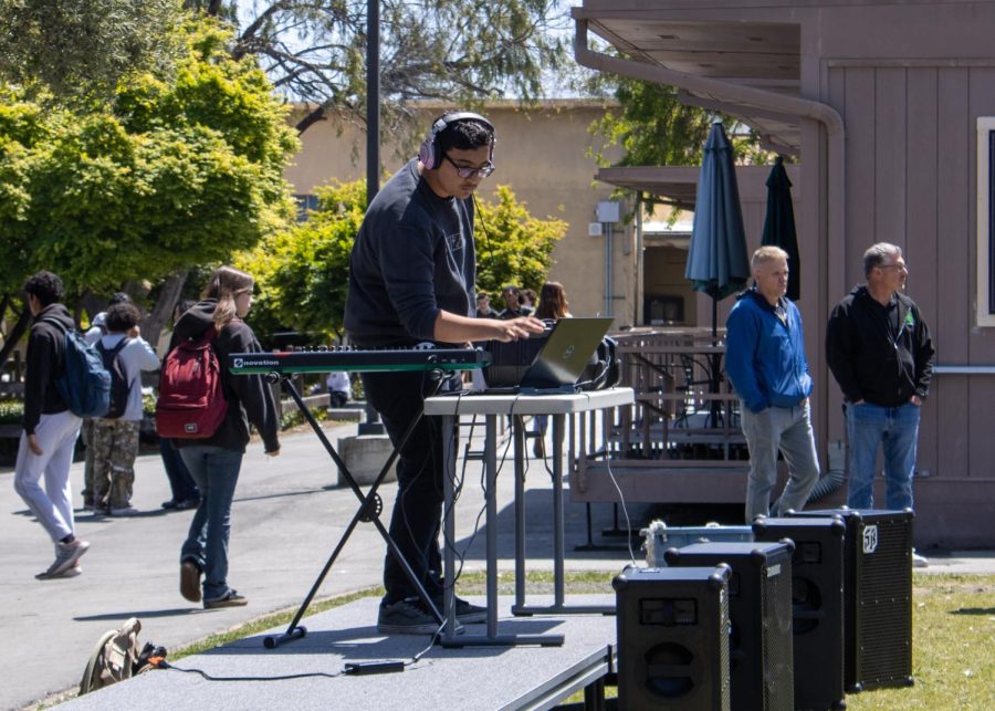 Senior Damien Perez mixes a beat for the crowd for Quadchella during lunch on the Quad. This was the second of three Quadchellas this week for Spring Spirit, which allowed student performers to show off their talents to their peers. According to sophomore Aiden Son, though Spring Spirit has been fun it was somewhat undermarketed. “I completely forgot it [Spring Spirit] existed because… it’s under-advertised, but I think it’s a great event, Son said. I love Quadchella.(Photo: Anna Feng)