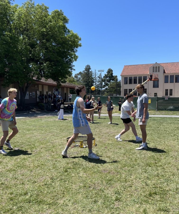 A+group+of+seniors+participate+in+the+senior+spikeball+tournament+during+lunch+Wednesday+on+the+Quad+at+Palo+Alto+High+School.+Field+Day%E2%80%94an+annual+school-wide+tradition%E2%80%94will+take+place+during+lunch+Friday+on+the+Quad+to+close+out+a+week+filled+with+festive+dress-up+days+for+the+senior+class.+According+to+senior+Will+Barney%2C+he+is+looking+forward+to+one+of+the+last+school+events+hosted+by+the+Associated+Student+Body.+%E2%80%9CI+think+it+%5BField+Day%5D+is+an+awesome+idea%2C%E2%80%9D+Barney+said.+%E2%80%9CI+think+it%E2%80%99s+a+great+opportunity+for+kids+to+de-stress+towards+the+end+of+the+year.+If+students+are+able+to+spare+the+time%2C+I+think+it%E2%80%99s+a+really+good+opportunity+to+clear+the+mind+before+finals+begin.%E2%80%9D+%28Photo%3A+Leena+Hussein%29